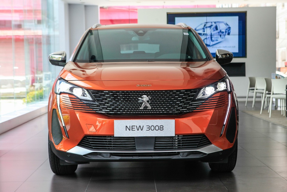 Peugeot 3008 2021 trưng bày tại showroom Peugeot và sẵn sàng giao đến tay khách hàng.